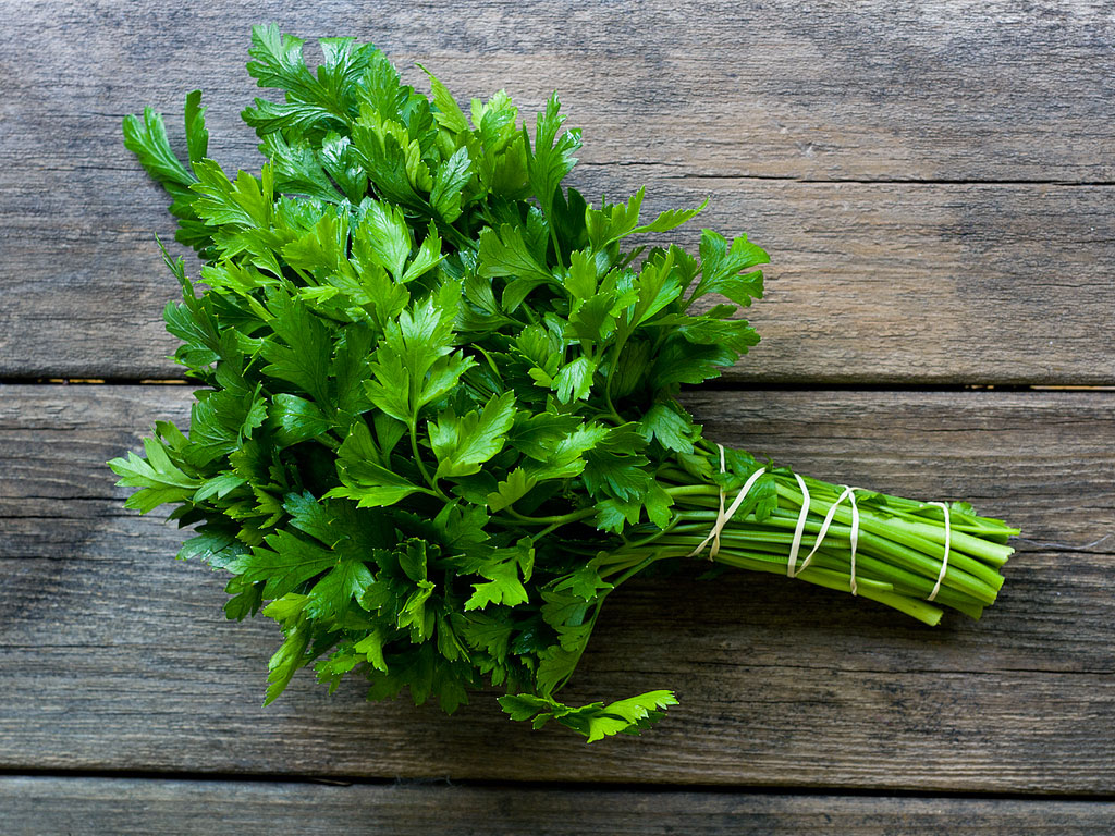 Prezzemolo tritato con 1 spicchio d'aglio