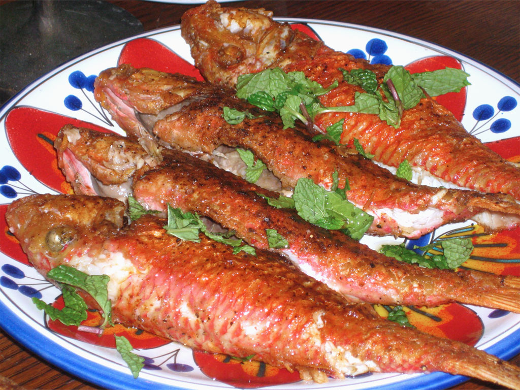 Pesce (scorfano, sogliola, palombo, razza, coda di rospo (rana pescatrice), triglie, pesce lucerna, seppie)