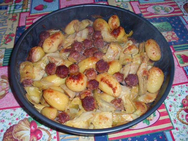 Carciofi al forno con carne macinata e patate