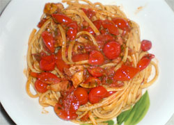 Linguine with tomatoes and bacon hill