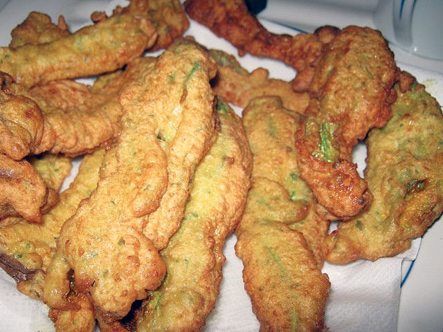 Fiori di zucca e funghi fritti con pastella