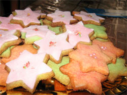 Christmas shortbread biscuits with sugar paste
