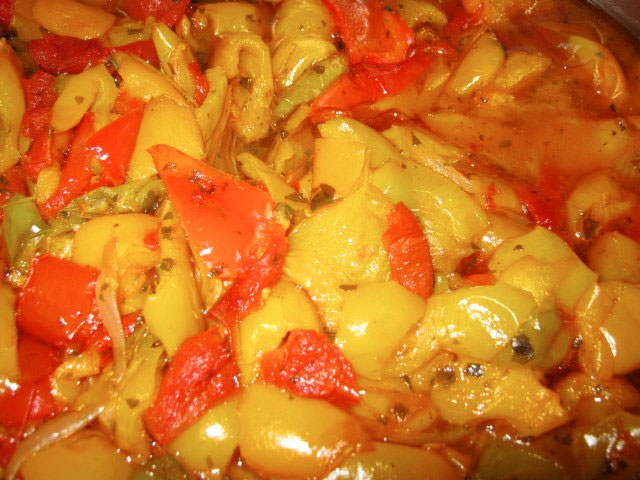 Peperonata con pomodori a cubetti