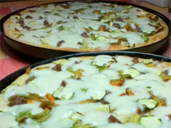 Pizza con fiori di zucca, salsiccia e zucchina