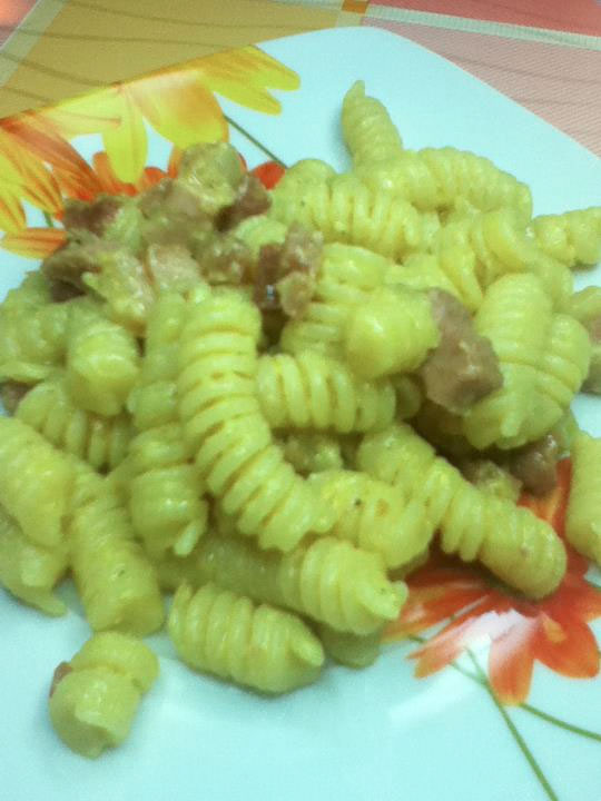 Fusilli con curry e pancetta