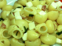 Pipe cipolla, pancetta e mozzarella Pipe cipolla, pancetta e mozzarella