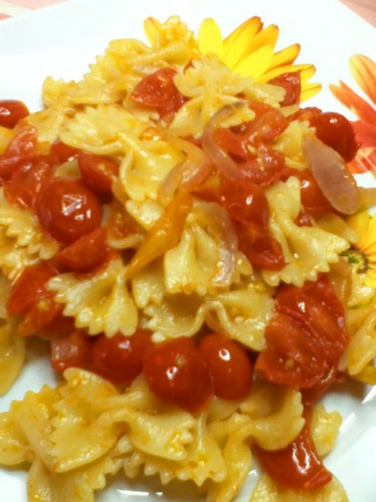 Farfalle con cipolla e pomodori datterini