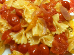 Farfalle con cipolla e pomodori datterini