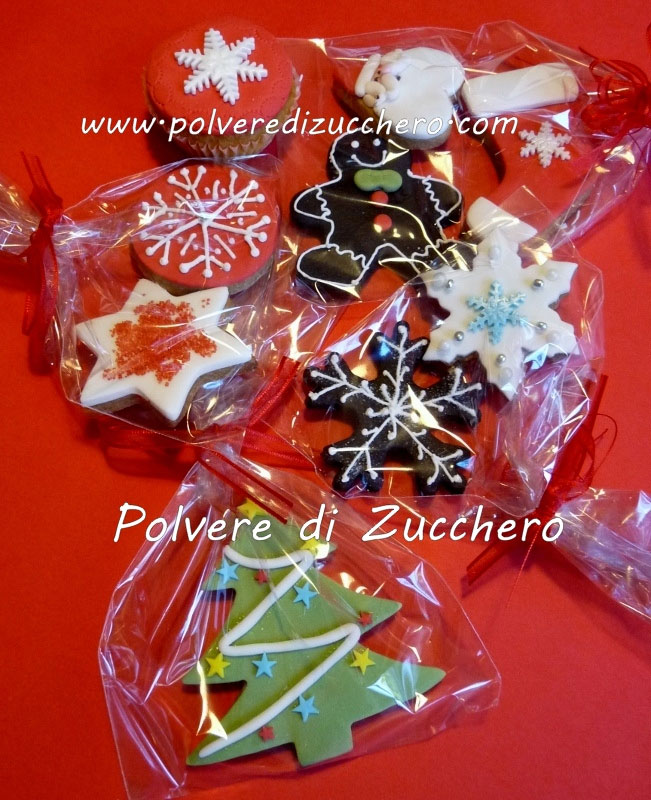 Biscotti e cupcakes decorati di natale con ricetta della pasta frolla Biscotti e cupcakes decorati di natale con ricetta della pasta frolla