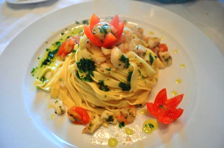 Tagliatelle con gamberi, pesce spada, seppie e pomodorini Tagliatelle con gamberi, pesce spada, seppie e pomodorini