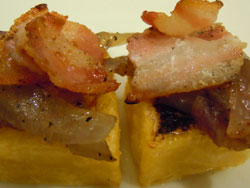 Cuori di polenta con cipolla di tropea e pancetta croccante