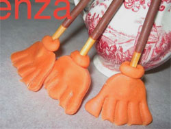 Scopette della befana con pasta di zucchero e mikado