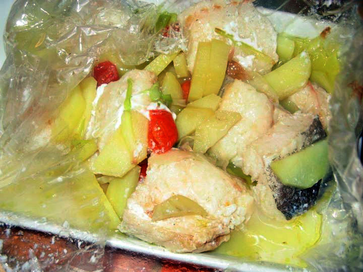 Baccal&agrave; al forno con pomodorini, patate e vinchef in carta fata