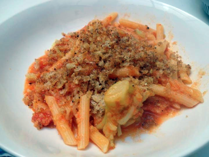 Pennette con cavolfiori e mollica croccante