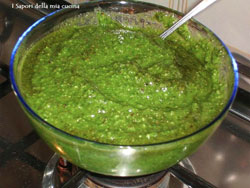 Pesto al basilico a base di pistacchi Pesto al basilico a base di pistacchi