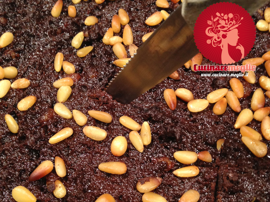 Torta paesana con cacao uvette e pinoli Torta paesana con cacao uvette e pinoli