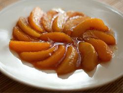 Pesche con rum e caramello