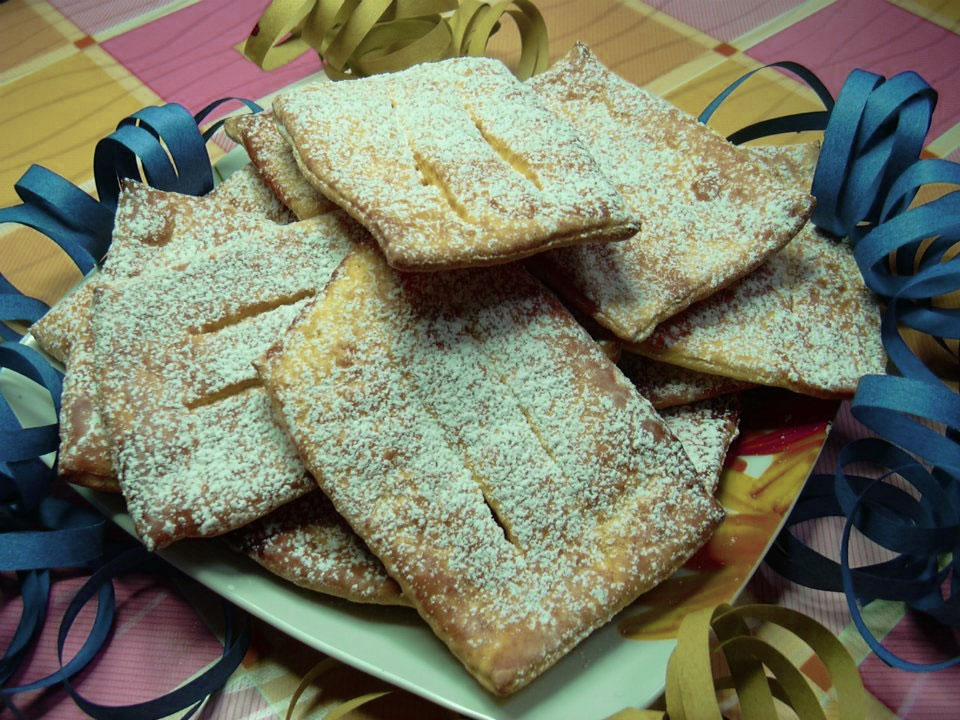 Chiacchiere di carnevale al forno Chiacchiere di carnevale al forno