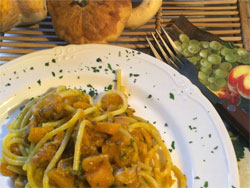 Spaghetti alla zucca con porcini e salsiccia