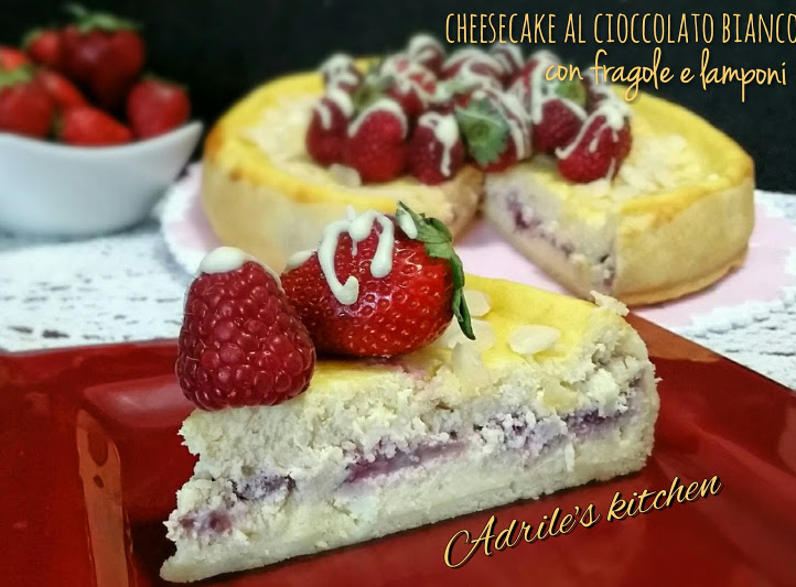 Cheesecake di cioccolato bianco, lamponi e fragole