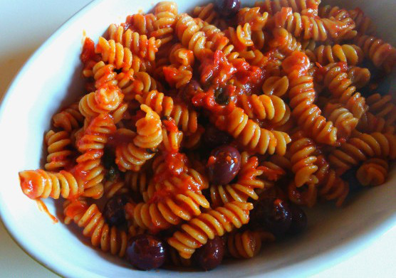 Fusilli integrali con olive e pomodoro