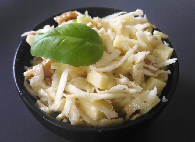 Insalata vegana con sedano rapa, mele e noci
