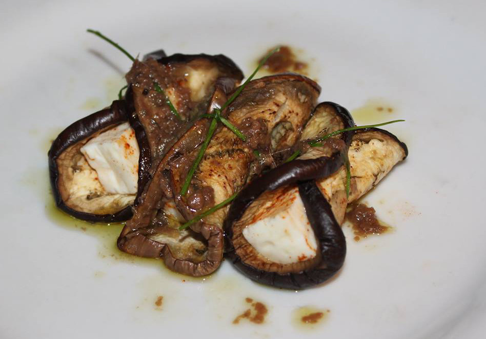 Involtini di melanzane grigliate con salsa di alici