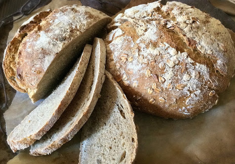 Pane rustico con semi di girasole e fiocchi d'avena