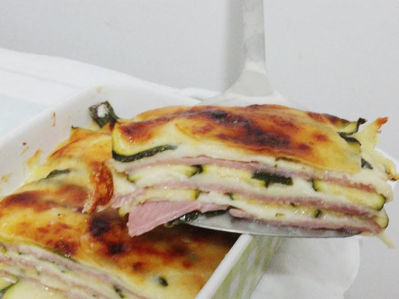 Parmigiana bianca con zucchine formaggio e prosciutto