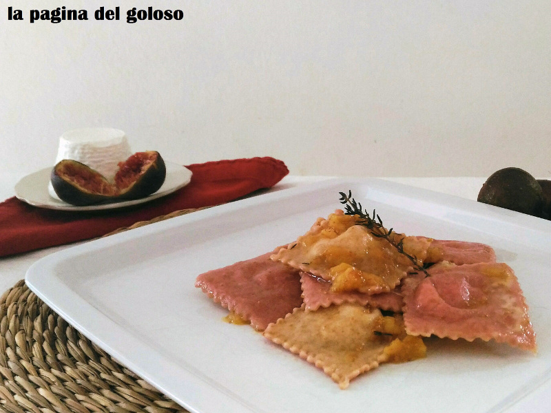 Ravioli bicolore con pancetta, ricotta e fichi al timo