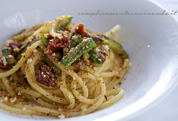 Spaghetti quadrati con zucchine e pomodori secchi