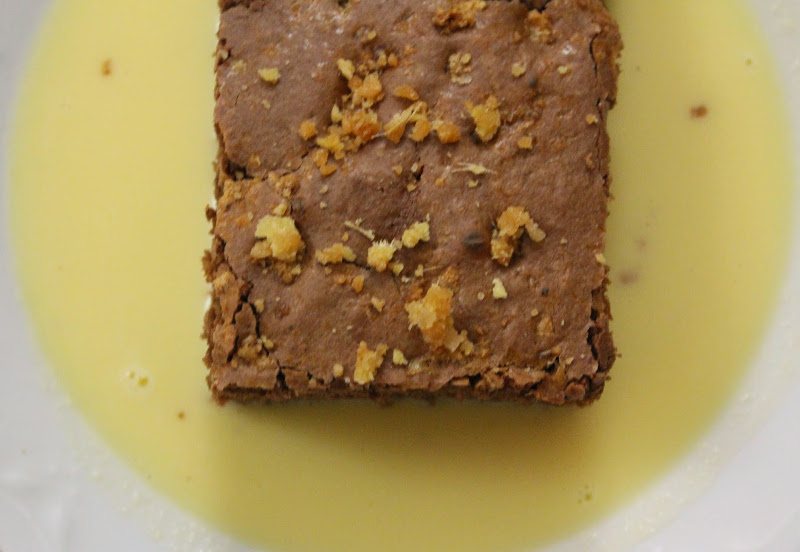 Torta con cioccolato e zenzero candito su crema inglese