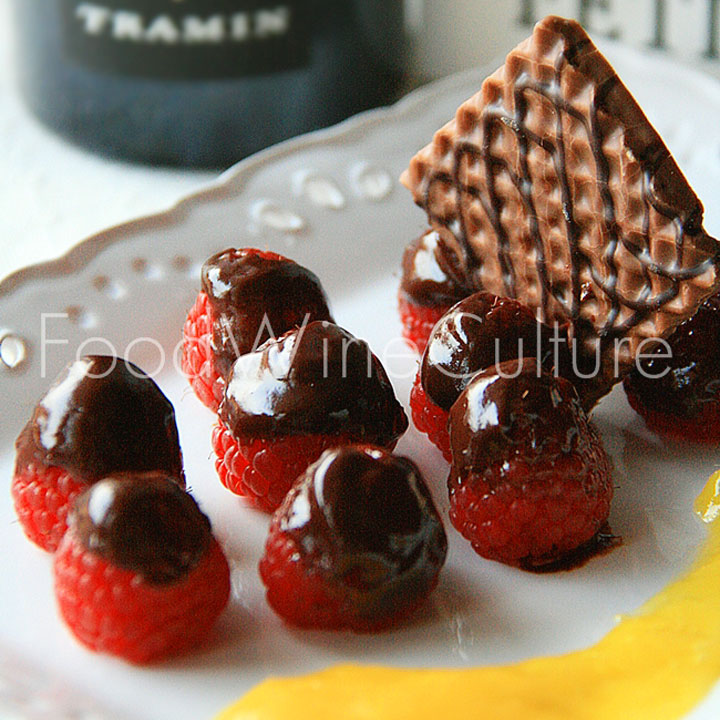 Lamponi con croccante di cioccolato fondente accompagnati da mousse di mango e zenzero