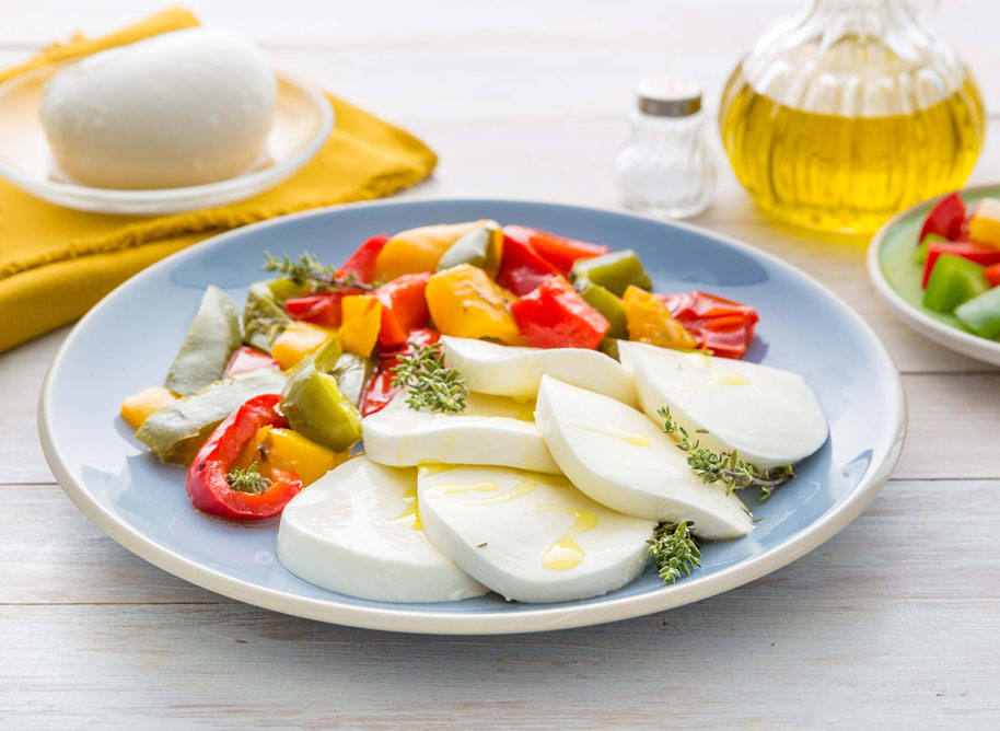 Mozzarella caprese ai tre peperoni